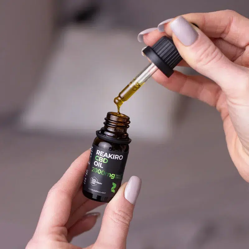Reakiro CBD масло 20% Full Spectrum, 2000 mg CBD, 10 ml – пипета и текстура