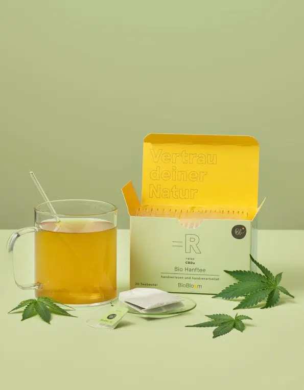BioBloom Relax БИО конопен чай с чаша чай и конопени листа