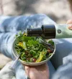 BioBloom Omega БИО конопено масло върху салата – 250 ml